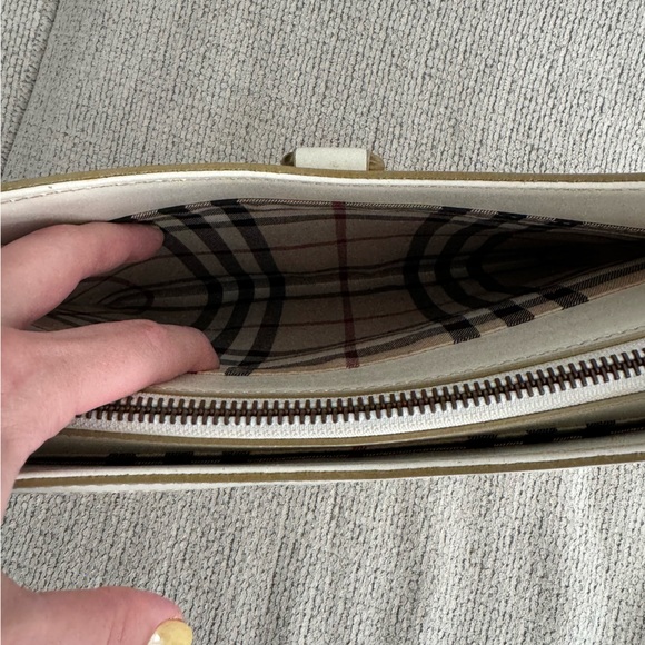 BURBERRY White Leather Shoulder Bag - Picture 14 of 14
